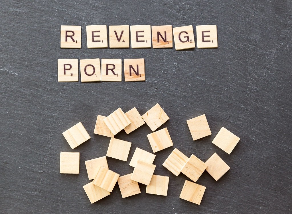 Revenge porn: 17enne tappezza paese con foto della ex 13enne